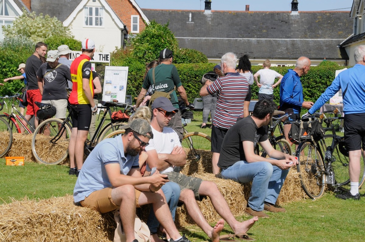 Fete 2017 Vintage bike owners taking a break